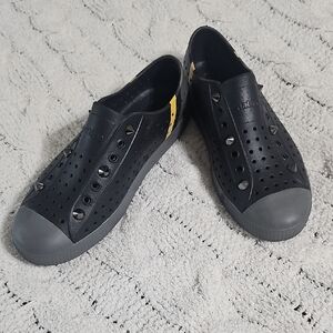 Native Jefferson Black And Gray Slip-On Sneakers